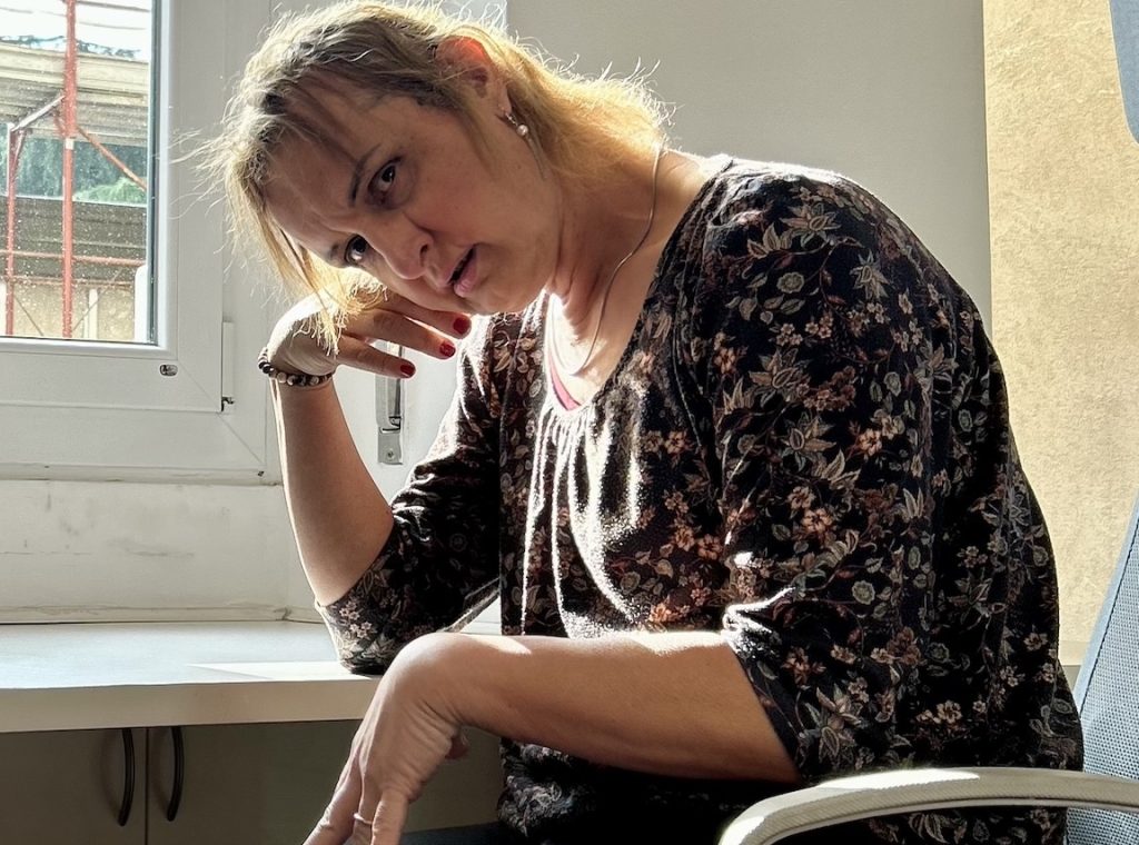 Bianca, mano sul volto, testa inclinata, osserva chi guarda l'immagine