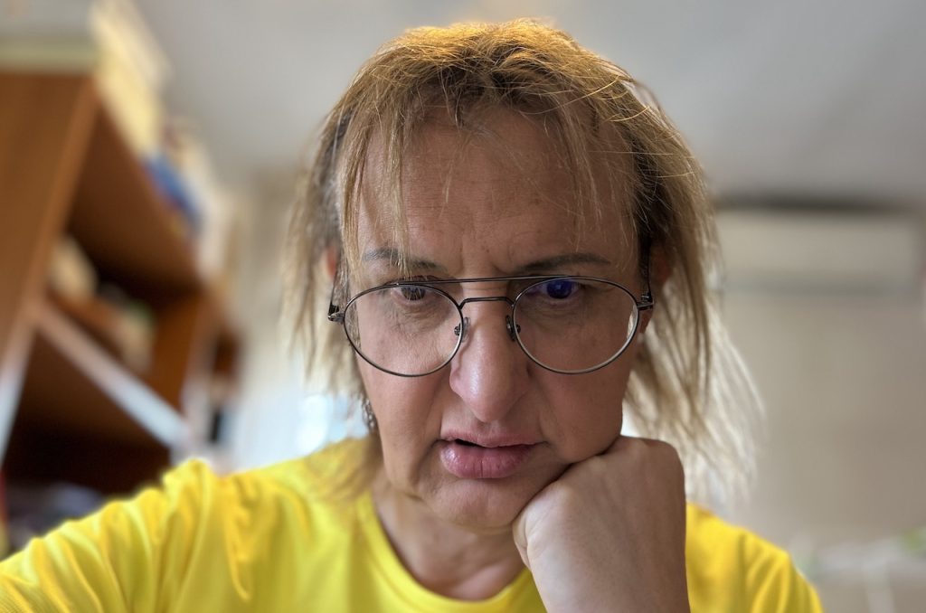 Bianca in primo piano che legge dal computer, inquadratura vista proprio dal PC.