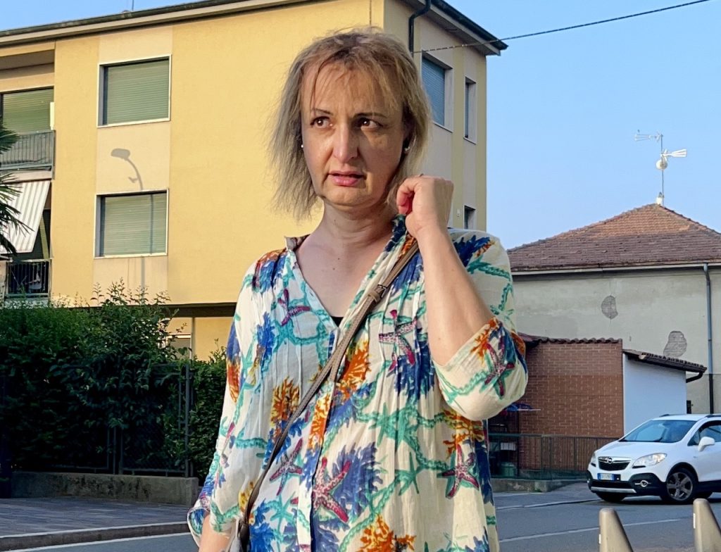 Bianca cammina in paese