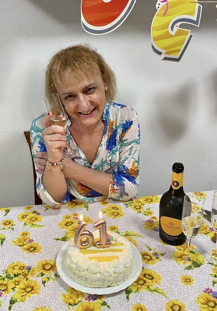 BiancaConCaliceSorride