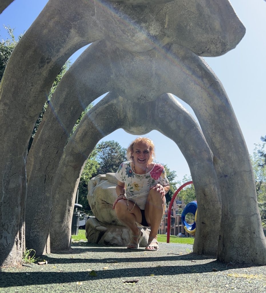 BiancaInFondoAlloScheletroDiDinosauro