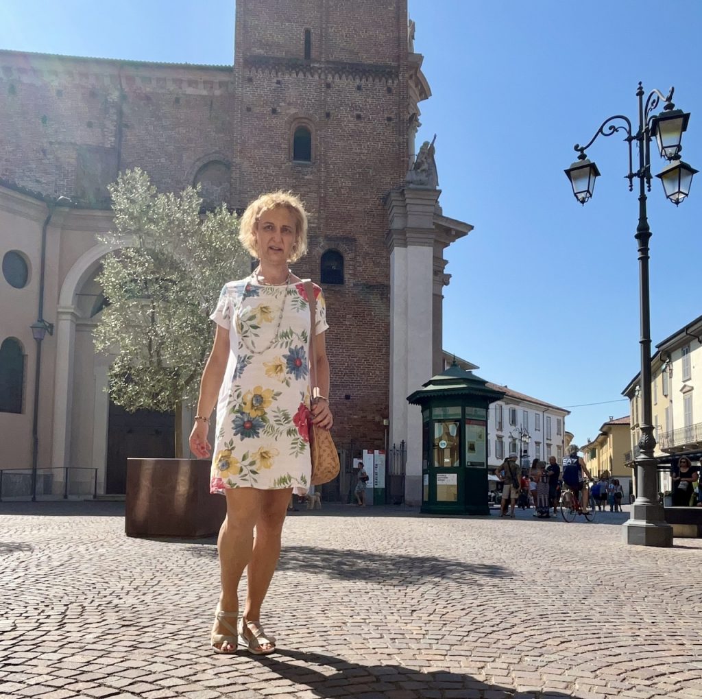 BiancaInPiazzaSottoIlcampanile