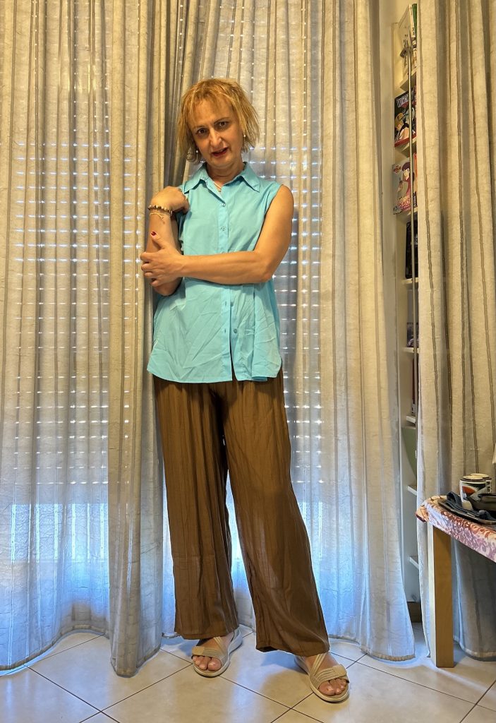 BiancaInPosaConBlusaVerde