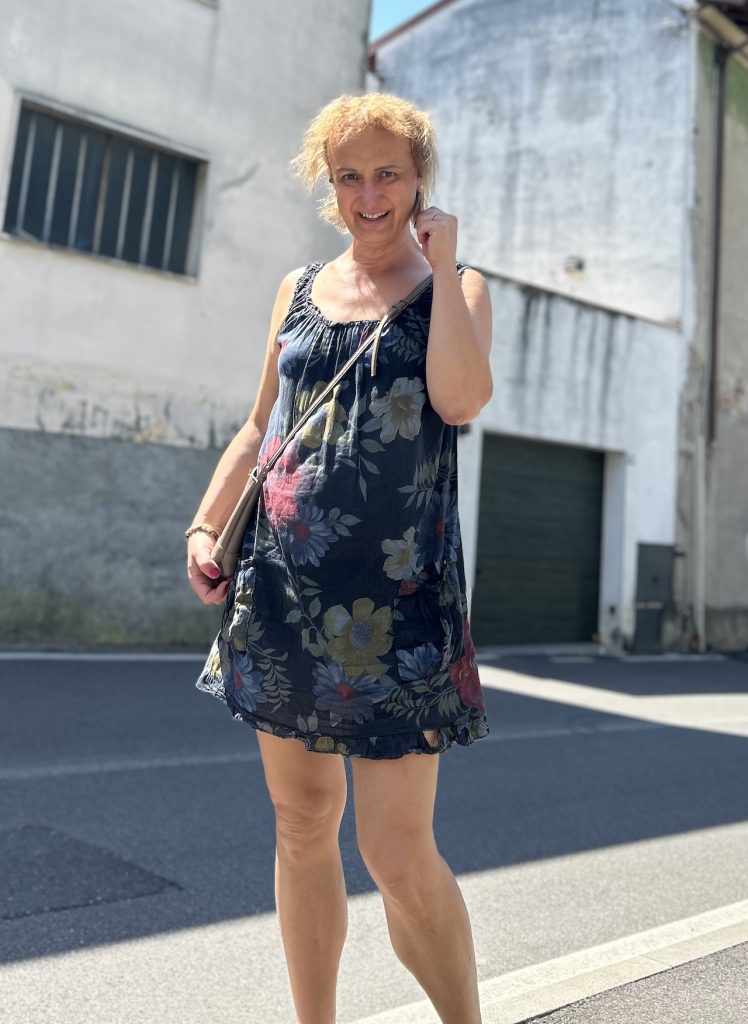 BiancacamminaInstradaeindossavestitonero