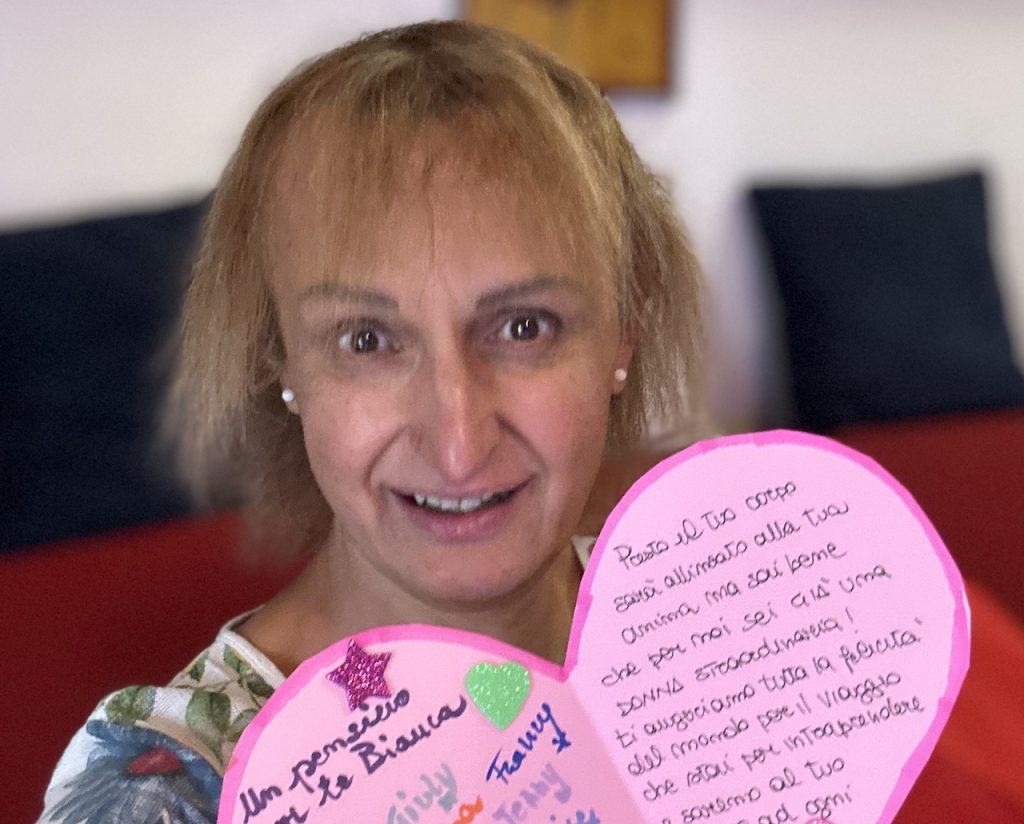 Bianca Con in mano il Biglietto di Auguri a forma di cuore cover