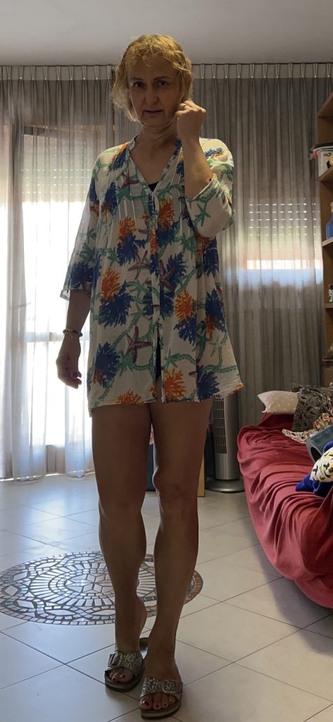Bianca in casa con la camicetta