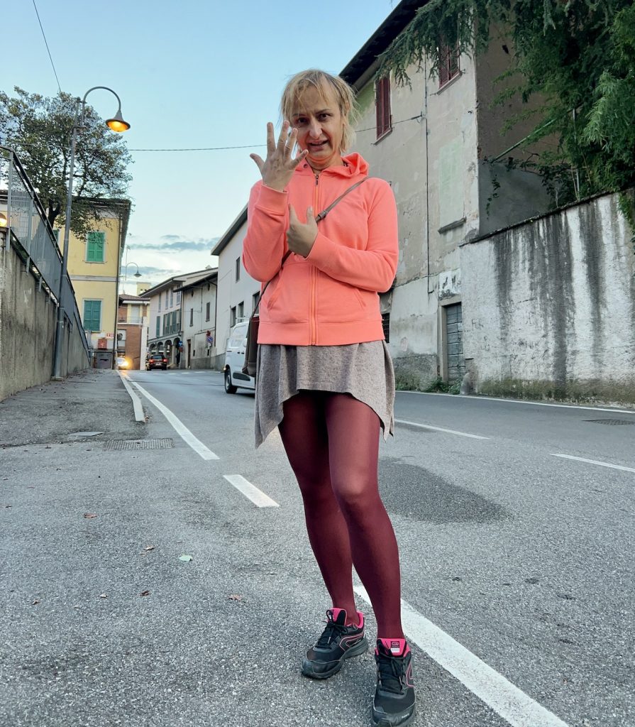 BiancaInStradaContaCinqueSullaMano