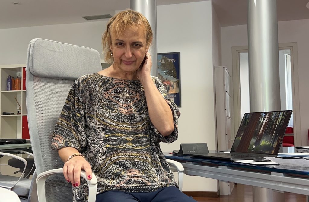 Bianca è seduta in ufficio cover