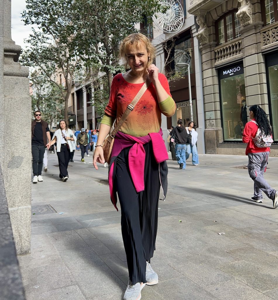 BiancaCamminaFeliceInCentro