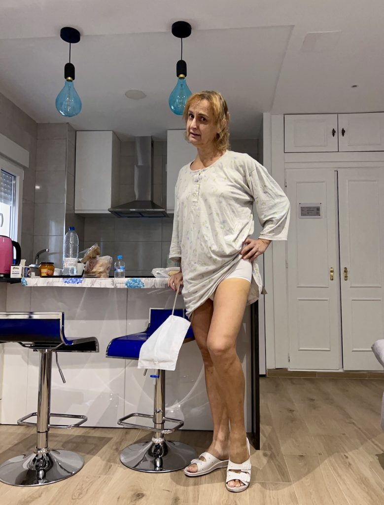 BiancaInPigiamaInPosaConcatatere