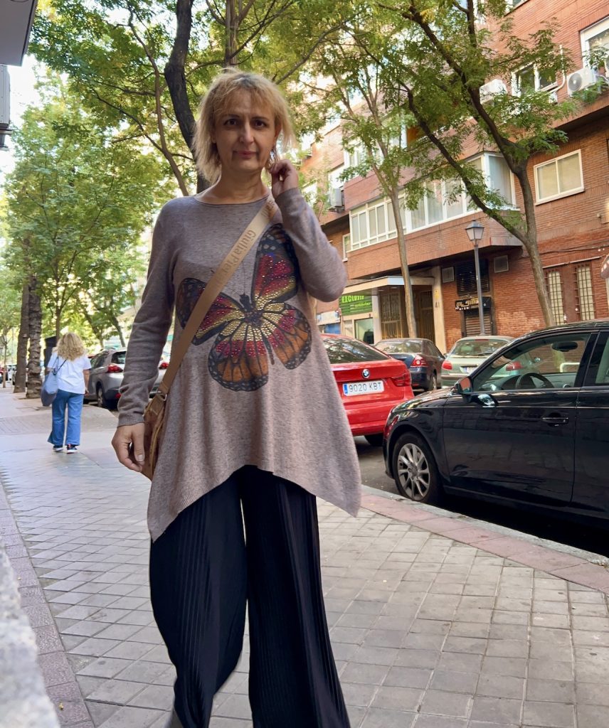 BiancaMagliaFarfallaCamminaInStrada