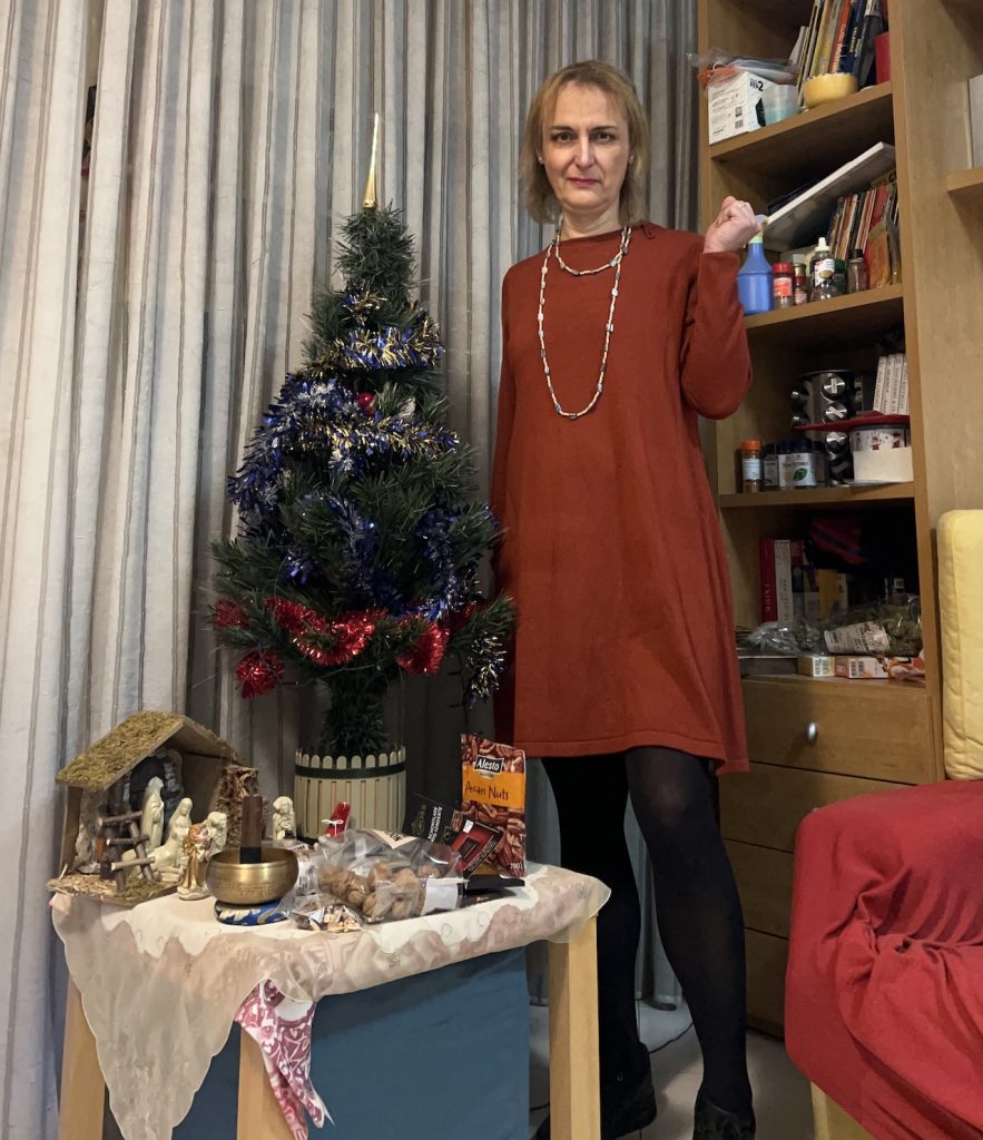 BiancaConAlberoNatalizioACasa