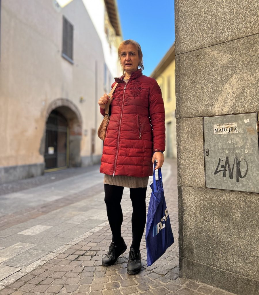 Bianca In Una Via Di Paese