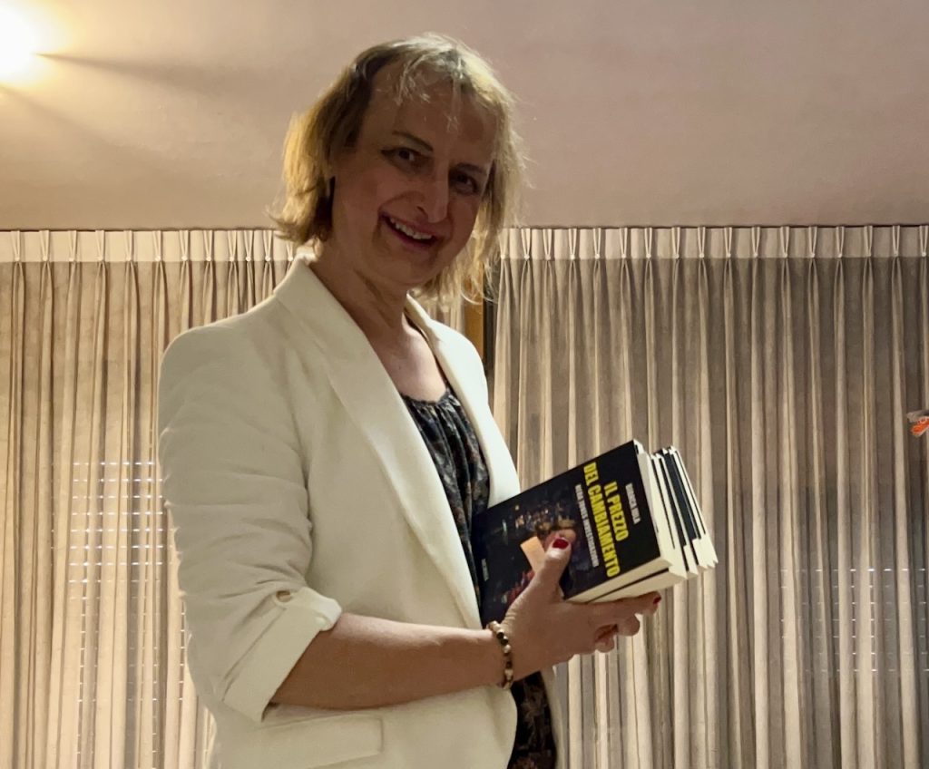 BiancaEleganteConLibroInMano cover