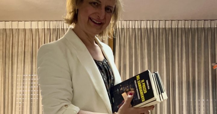 BiancaEleganteConLibroInMano cover