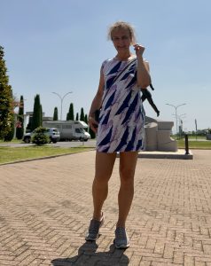 BiancaInStradaEleganteCasual