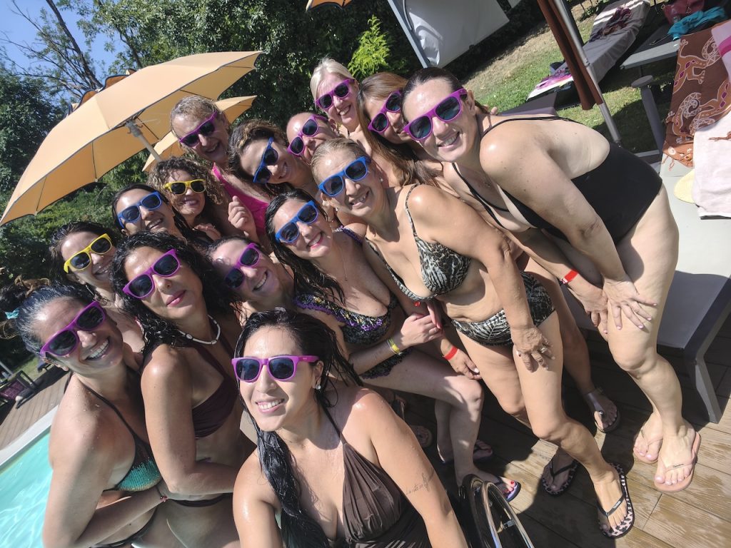 GruppoDancersInPiscina