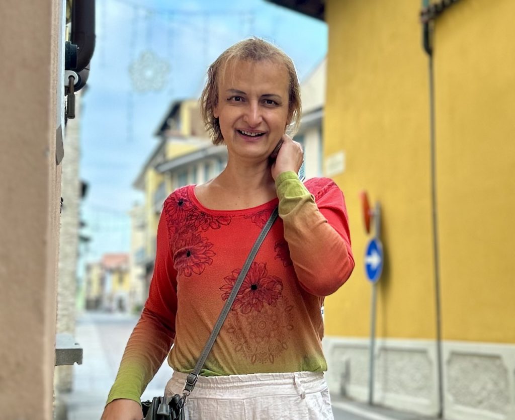 Bianca instrada con pantaloni cover