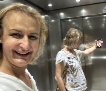 BiancaInAacensoreConSpecchio cover